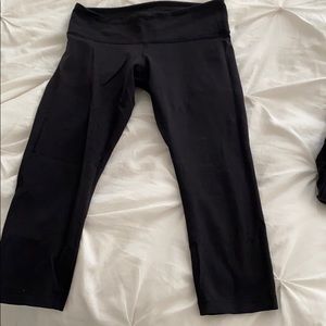 Black lululemon capri leggings